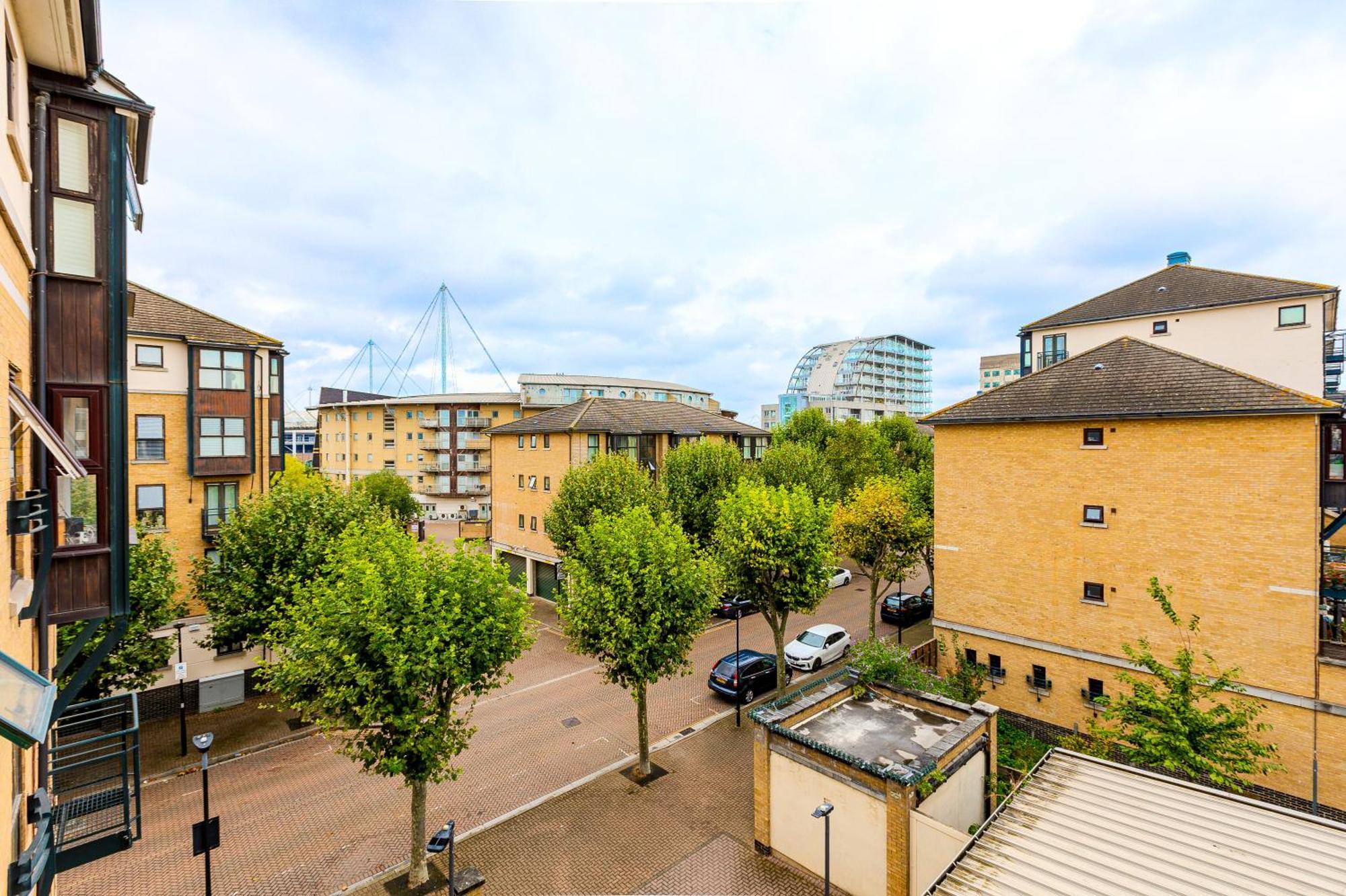 Bright New 2br Flat With Balcony Near Excel Londra